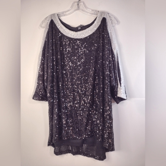 Cable & Gauge Tops - Cable & gauge women's black & white sequin Cold shoulder top size (1X)